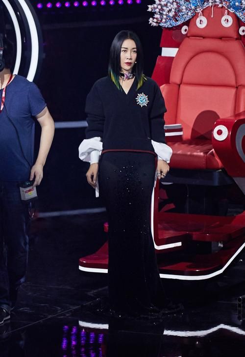 那英丝袜写真图片 展现成熟女人魅力