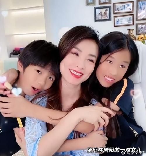 那英儿女最新照片流出 遗传妈妈好基因