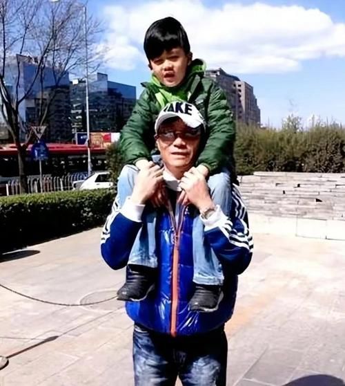 那英儿子罕见露面 遗传妈妈好基因颜值超高