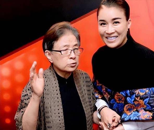 那英儿子罕见露面 遗传妈妈好基因颜值超高