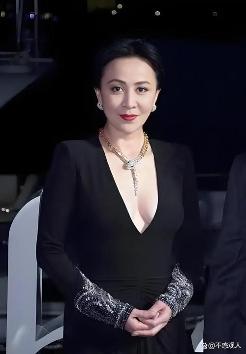 那英刘嘉玲私下聚会照流出 素颜状态引发热议