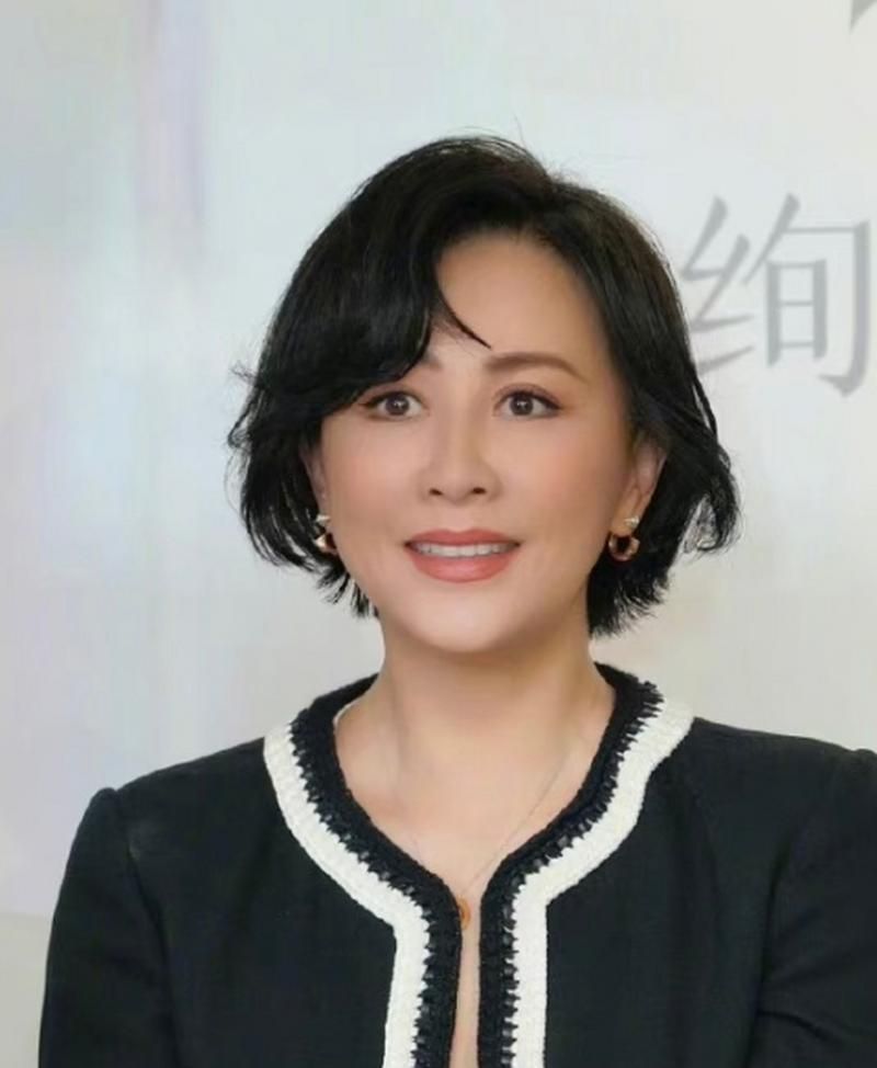 那英刘嘉玲私下聚会照流出 素颜状态引发热议