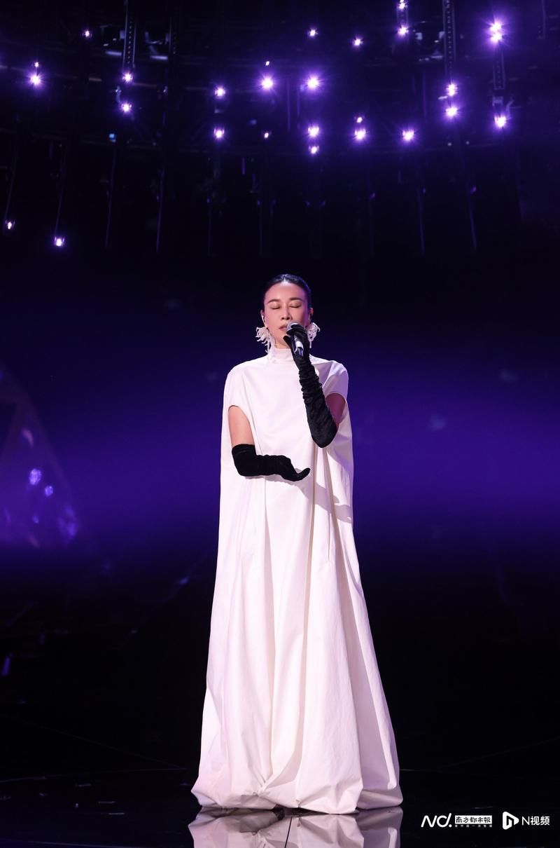 那英台湾演唱会震撼开唱 经典金曲引全场大合唱