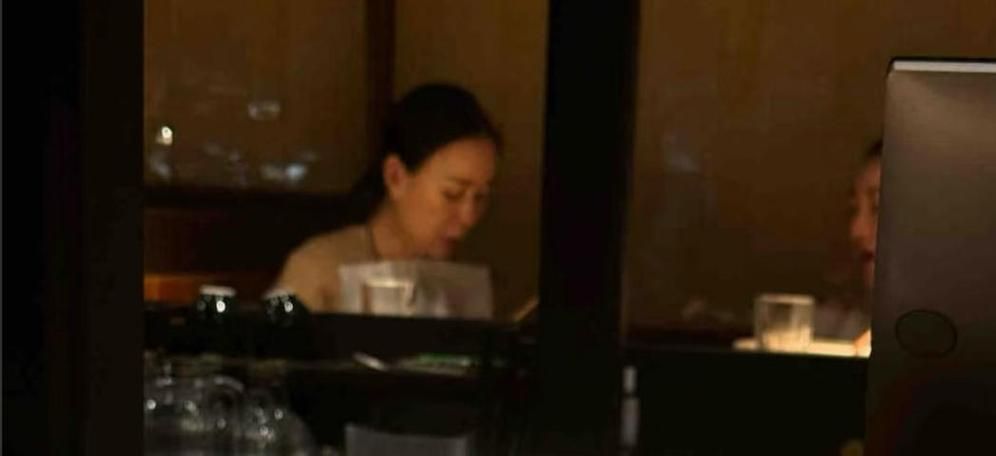 那英后台与粉丝互动 暖心举动感动全场
