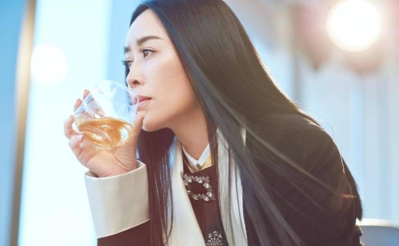 那英吸烟吗网友热议明星抽烟那些事儿