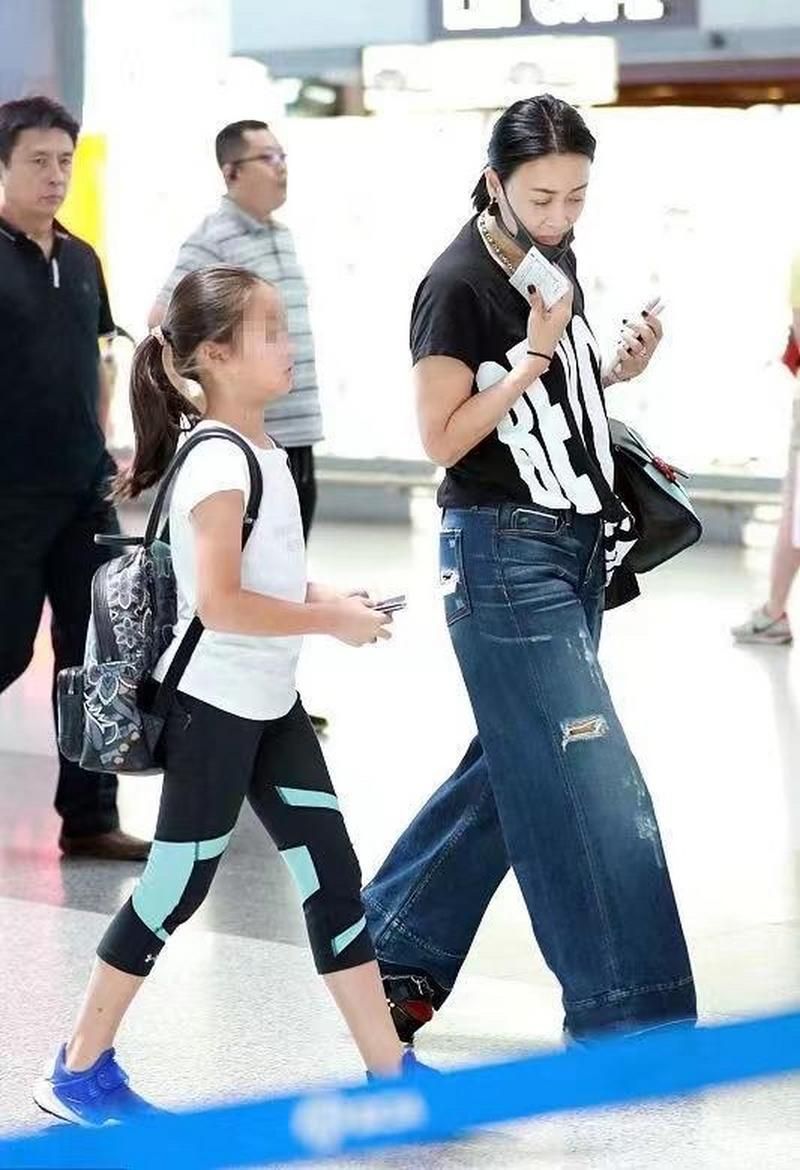 那英和女儿同框亮相母女俩长得太像了