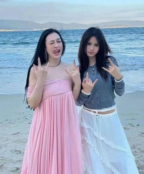 那英和女儿同框亮相母女俩长得太像了
