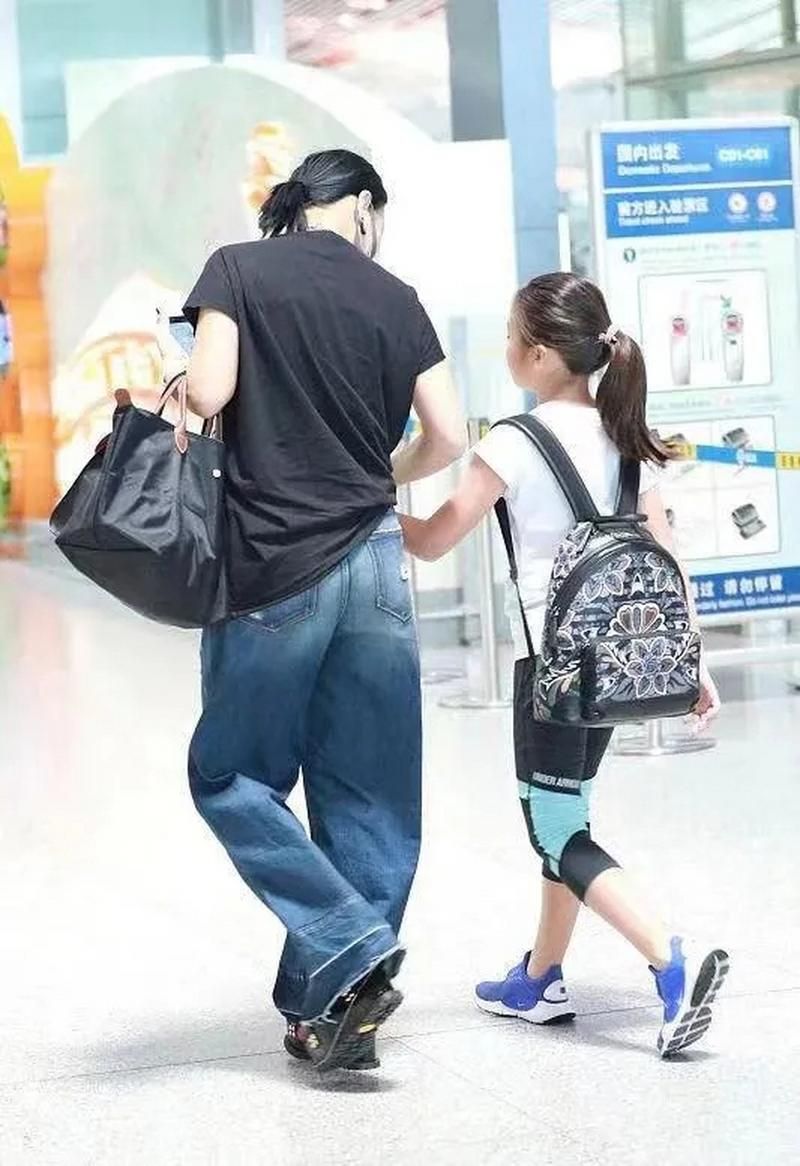 那英和女儿同框亮相母女俩长得太像了