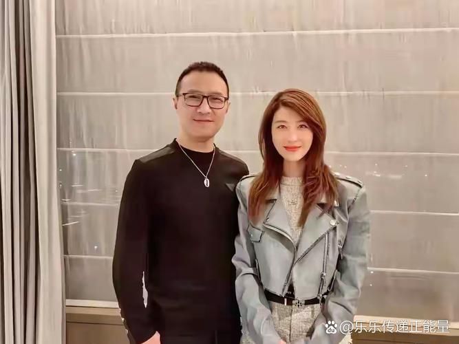 那英和汪峰睡觉照片引发关注当事人关系成谜