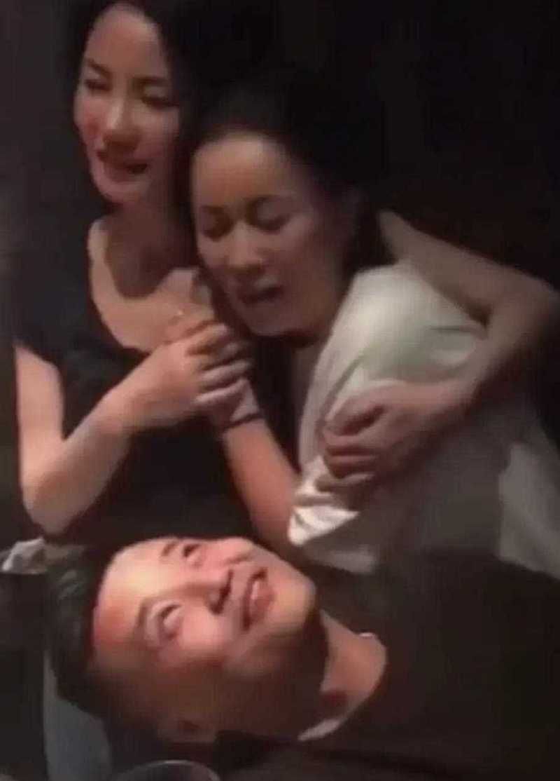 那英和汪峰睡觉照片引发关注当事人关系成谜