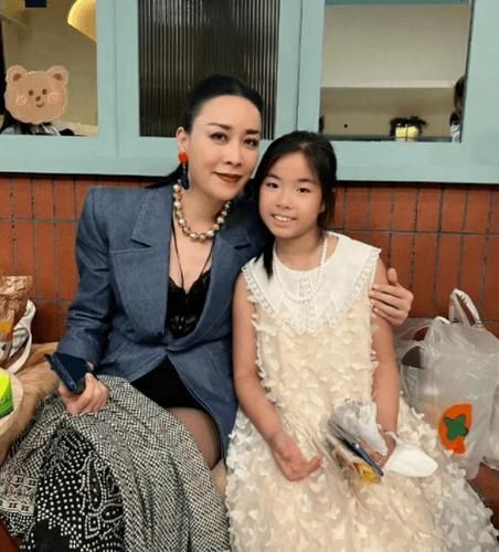 那英女儿正面照流出 遗传妈妈好基因颜值高