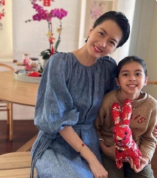 那英女儿照片曝光 网友大赞星二代颜值天花板