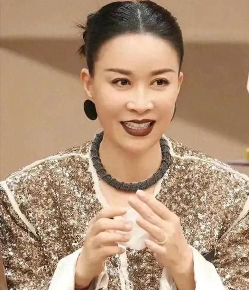 那英女儿罕见露面 气质出众被赞星二代标杆