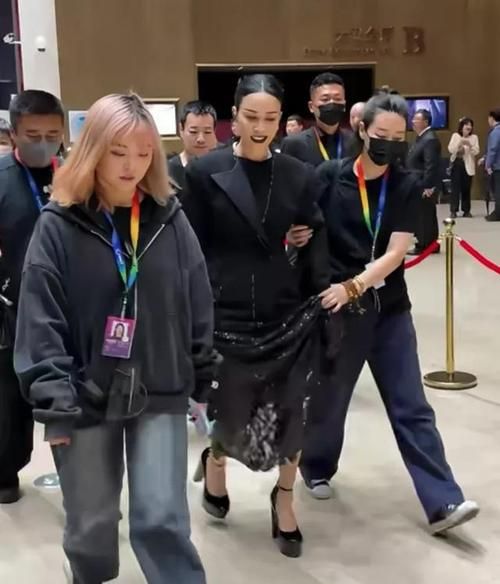 那英女儿罕见露面 气质出众被赞星二代标杆