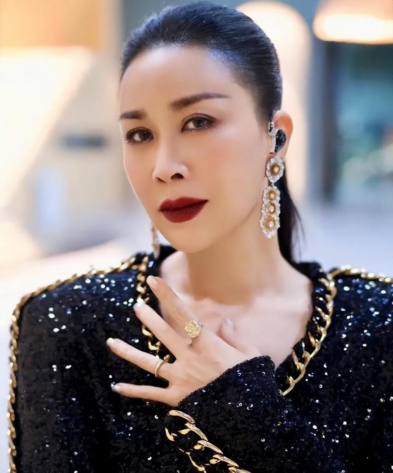 那英好多岁了揭秘她的真实年龄和保养秘诀