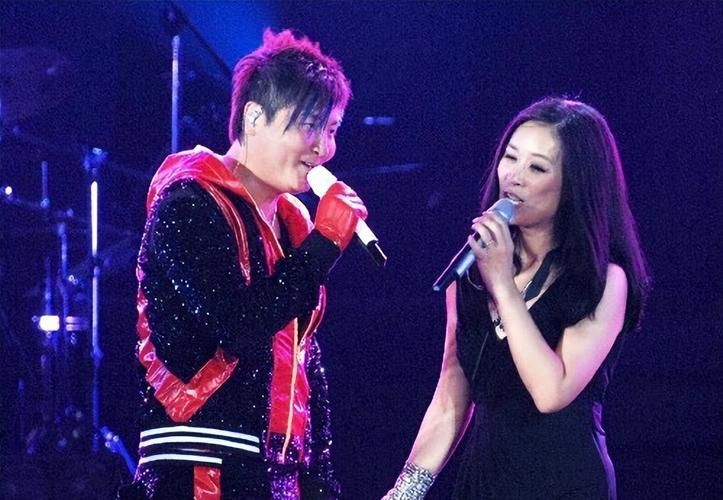 那英孙楠同台合唱经典歌曲勾起无数回忆