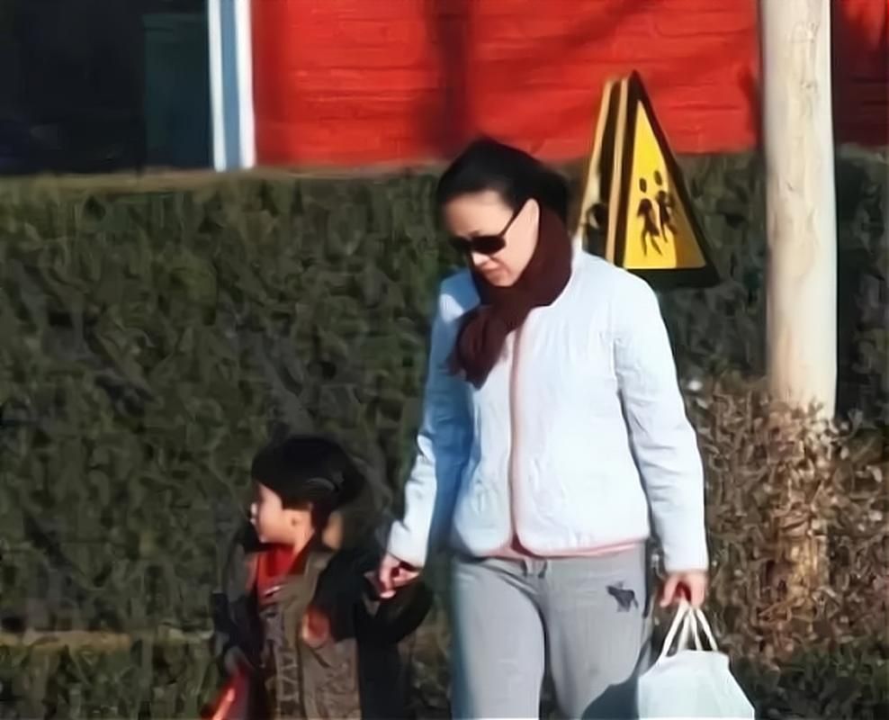 那英孩子照片首次公开 长相遗传妈妈好基因