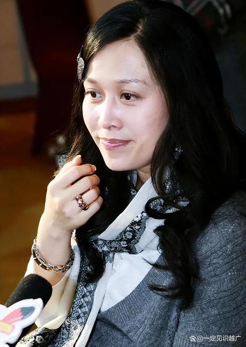 那英年轻时的照片曝光 青涩模样惊艳众人