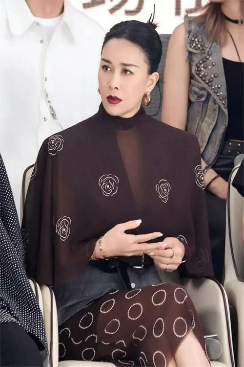 那英恶心行为引发争议背后原因令人深思