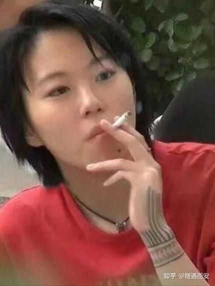 那英抽烟画面流出 粉丝担心健康问题