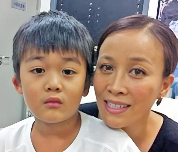 那英有几个孩子 揭秘天后家庭生活