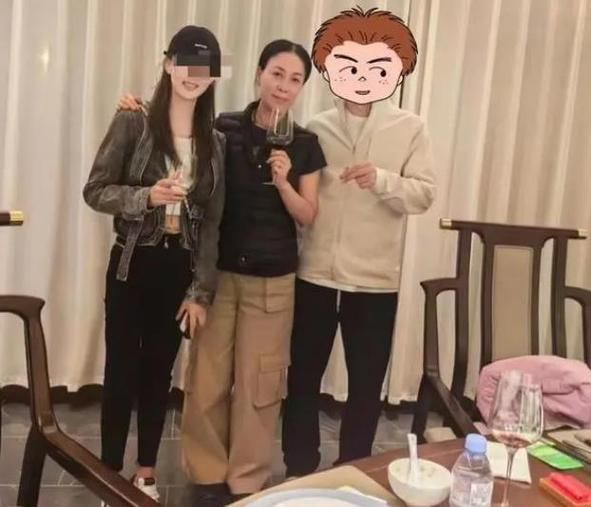 那英深夜发合影曝光 与好友同框状态引关注