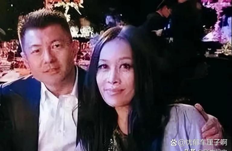 那英深夜发合影曝光 与好友同框状态引关注