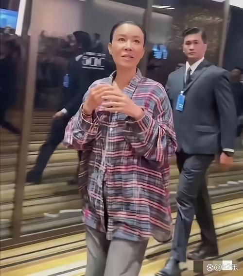 那英演唱会丢戒指视频曝光 粉丝心疼寻找失物