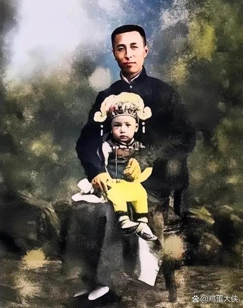 那英父亲与溥仪同框照 珍贵影像首次曝光