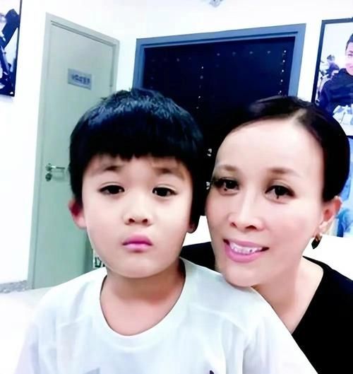 那英的女儿叫什么名字 揭秘天后家庭生活