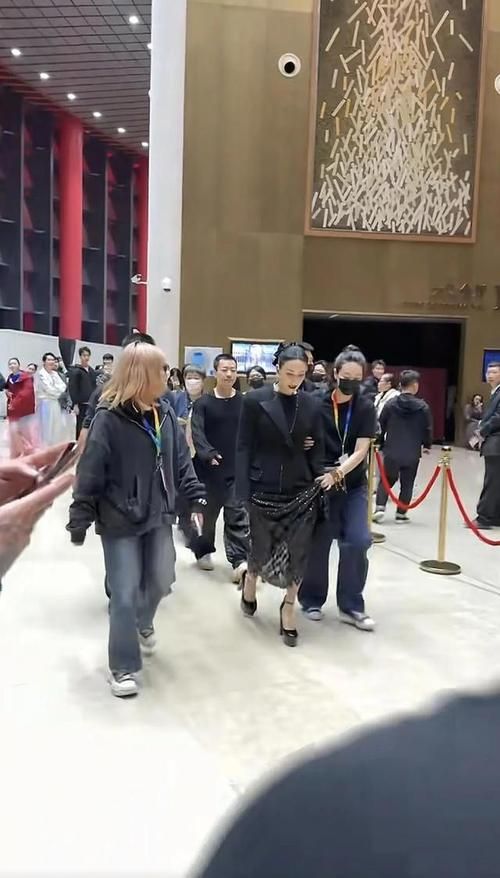 那英评价张靓颖唱功进步明显两人早年恩怨被扒