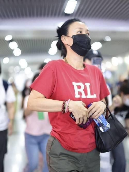 那英身材引热议50岁状态不输年轻女星