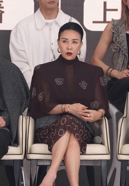 那英身材引热议50岁状态不输年轻女星