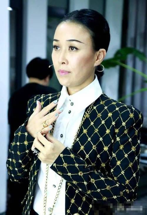 那英身材引热议50岁状态不输年轻女星