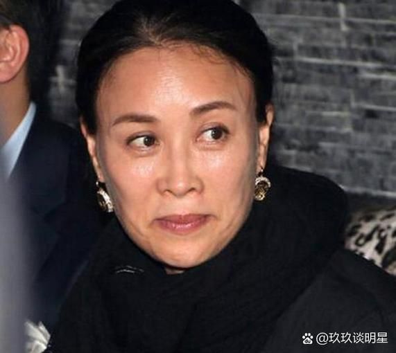 那英近照公开与好友聚会笑容灿烂