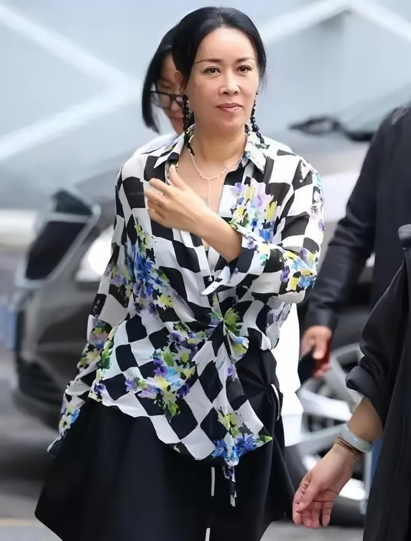 那英近照公开与好友聚会笑容灿烂