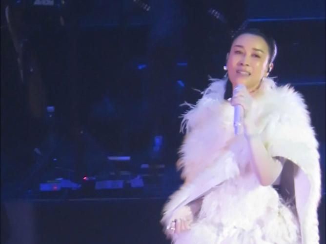 那英香港演唱会震撼开唱 经典金曲引发全场大合唱