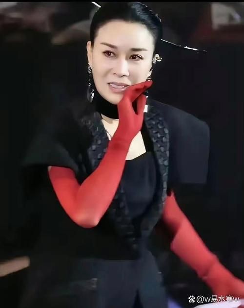 那英高兴现身综艺节目现场粉丝疯狂尖叫