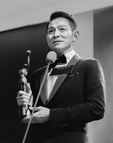 郑少秋和刘德华：不同年代的男神，谁是你心中的NO.1？