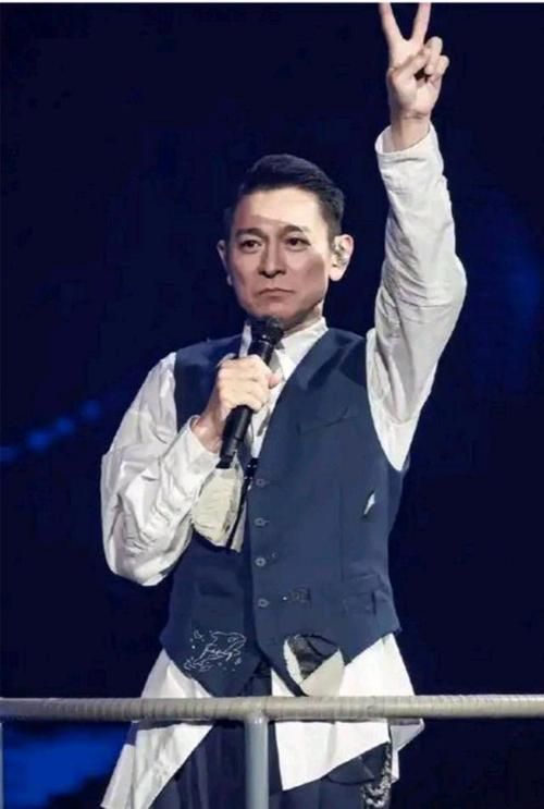 重温刘德华04年演唱会那些难忘的舞台时刻