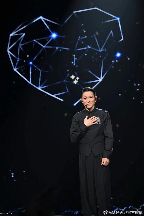 重温经典！刘德华黄发造型再现舞台，演唱会完美收官