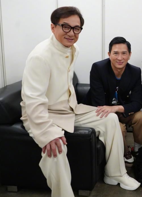 重温龙兄虎弟张学友与成龙的兄弟情谊