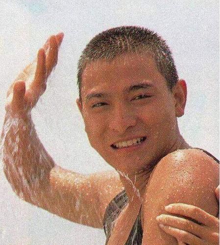 难以置信！刘德华年轻时候的颜值竟然这么高！