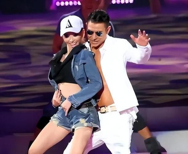 黄晓明和刘德华：从青涩到成熟的演艺之路