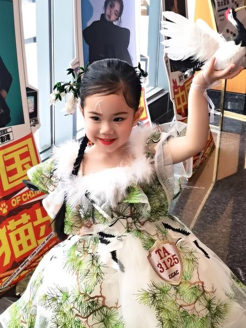 6岁女孩模仿刘欢跳舞
