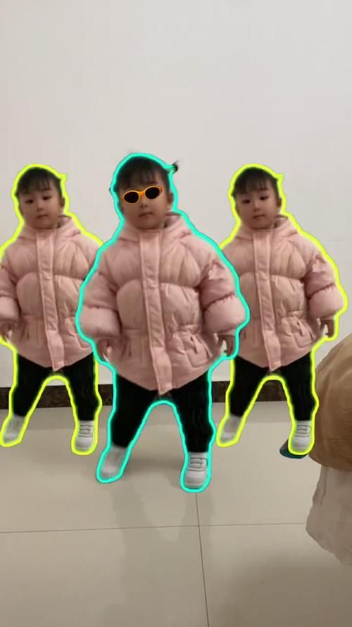 三个小孩模仿刘欢跳舞