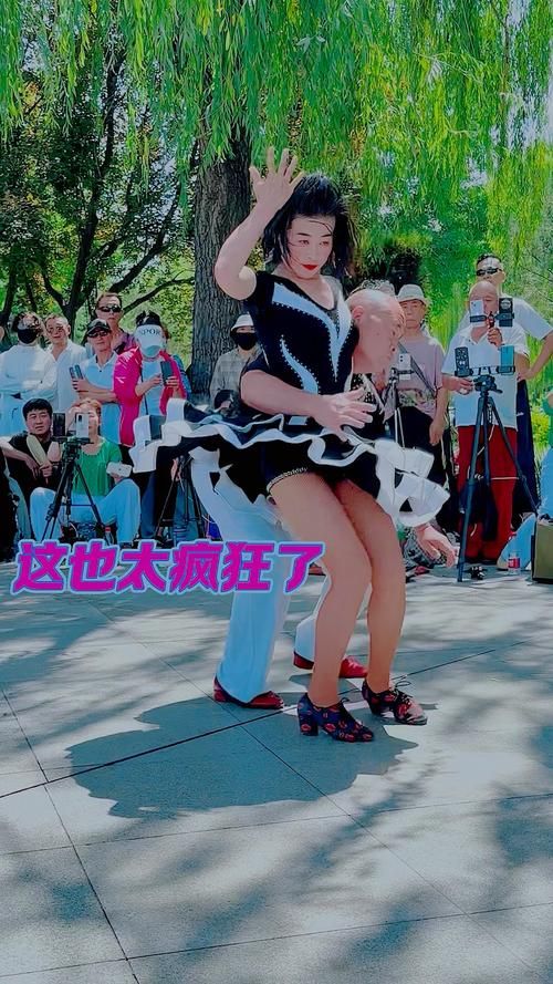 东北小妞模仿刘欢跳舞
