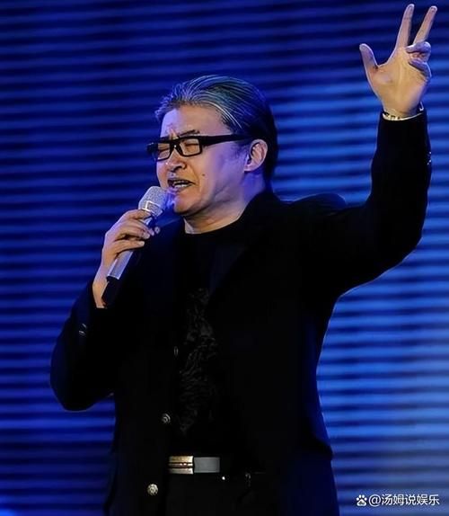 为刘欢春晚弹琴的是谁