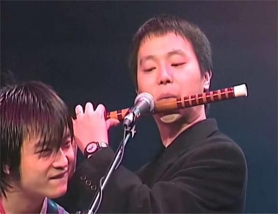 刘欢和窦唯同台演唱