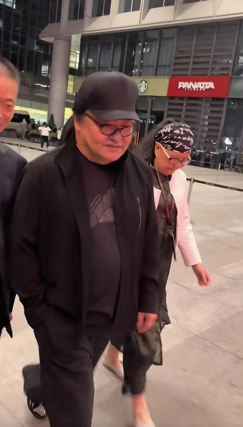 刘欢妻子抽烟